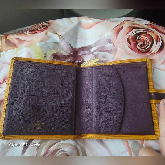 Louis Vuitton Epi fold snap wallet in Used Condition - Picture 9 of 16
